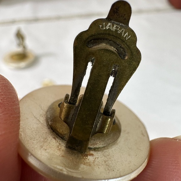 Four pair of vintage pearlized button style earrings - Picture 5 of 5